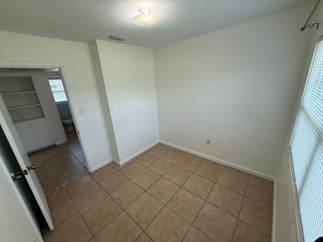 Building Photo - 722 Mercado Ave