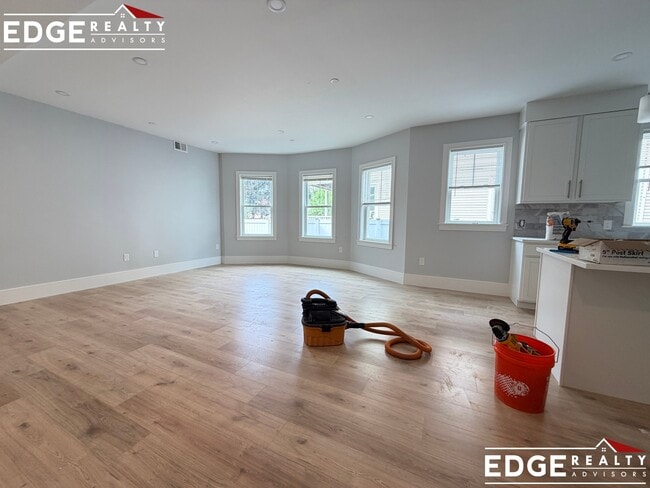 Building Photo - 58 Holton St