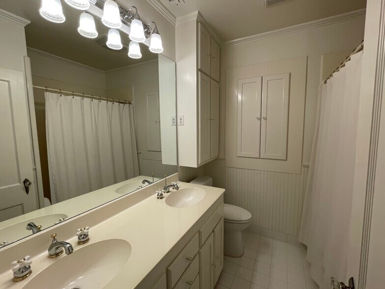 Hall bathroom - 1500 Preston Ave