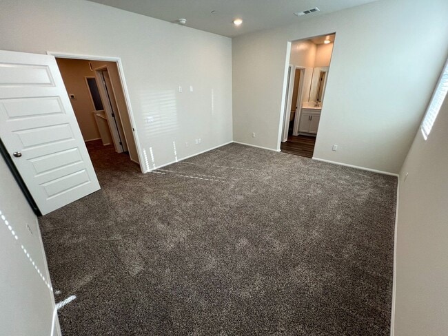 Building Photo - Brand new Condo with SOLAR for LEASE in Te...