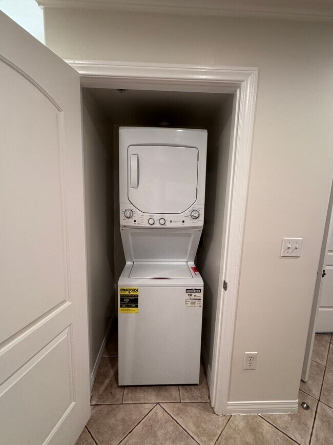 Building Photo - 3 bedroom 2 bath condo on Vanowen