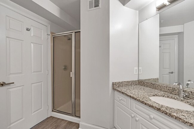 Building Photo - Luxurious 2 Level 2 Bedroom + Den 3 Bathro...