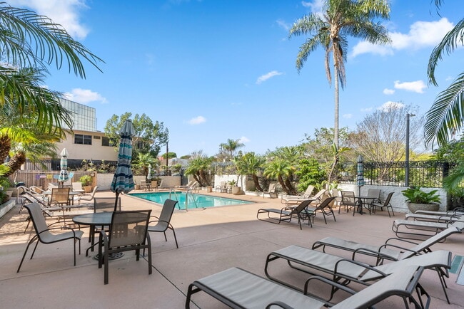 Building Photo - 1115 S Elm Dr