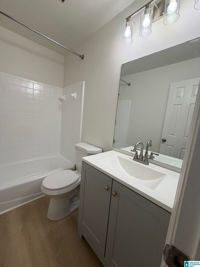 Building Photo - 118 W Green