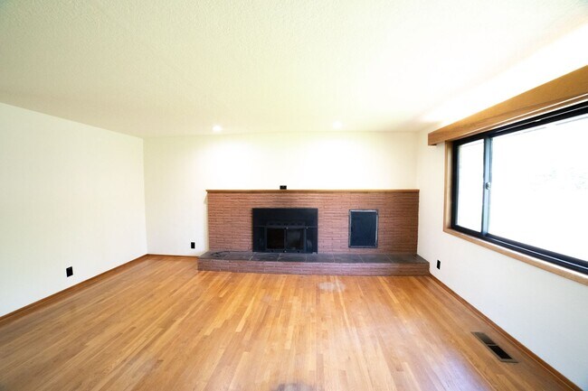 Building Photo - Large One Level Oregon City Home