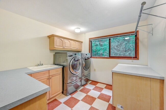 Building Photo - Great Home Tucked Away in Mirrormont on Tiger Mountain