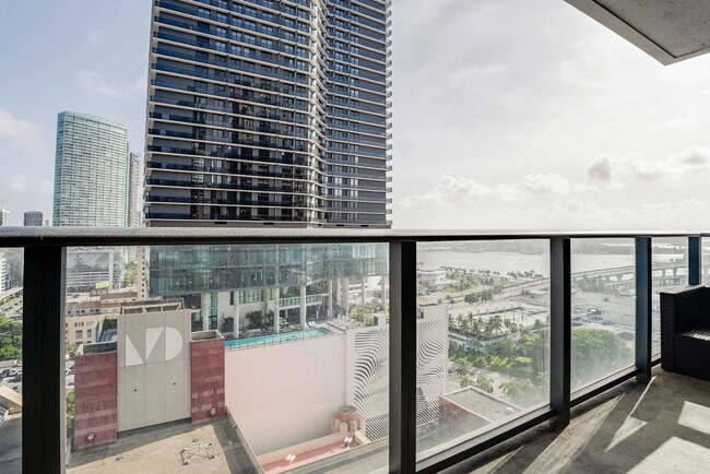 Building Photo - 404 NE 2nd Ave