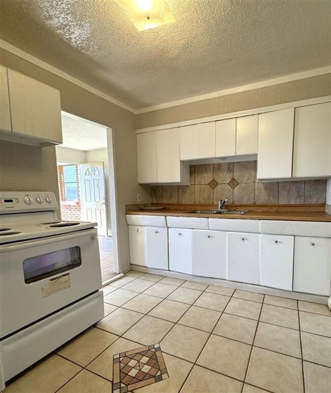 Building Photo - 17 NW 25th St