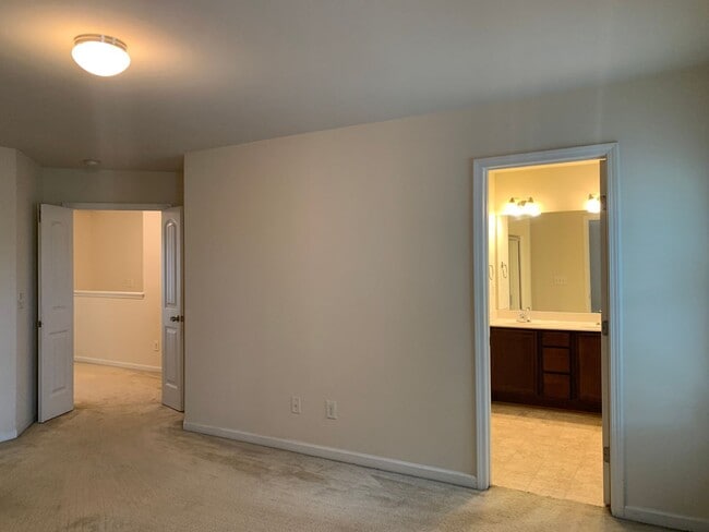 Building Photo - Beautiful 3 Bedroom Townhome in Raleigh near beautiful park! Apply Now!