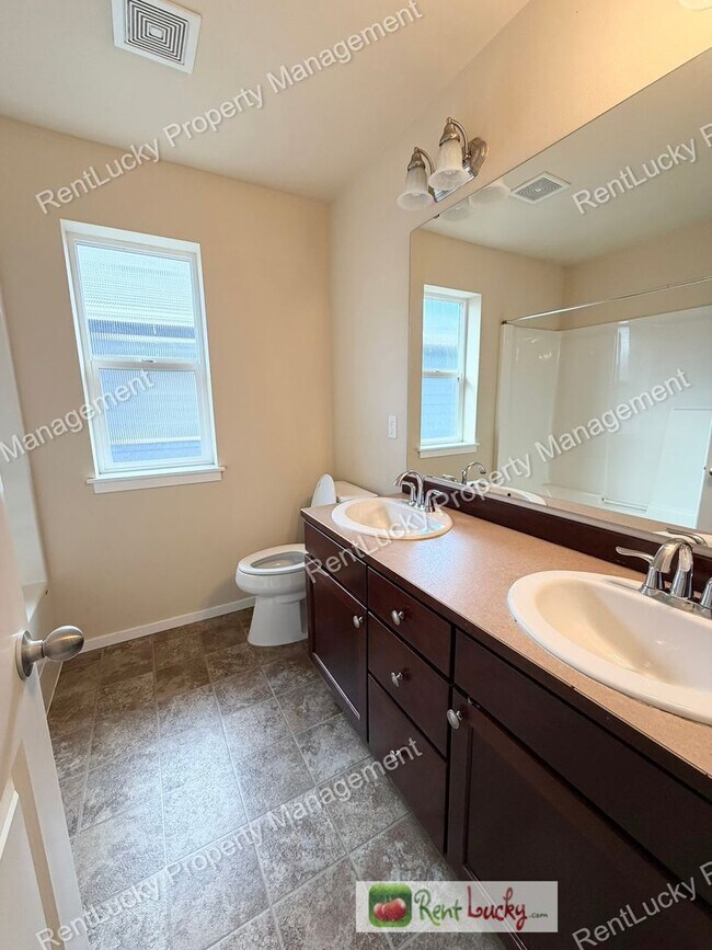 Building Photo - Amazing 5 Bedroom Home in Bothell with Gorgeous Finishes and Large Family Room!