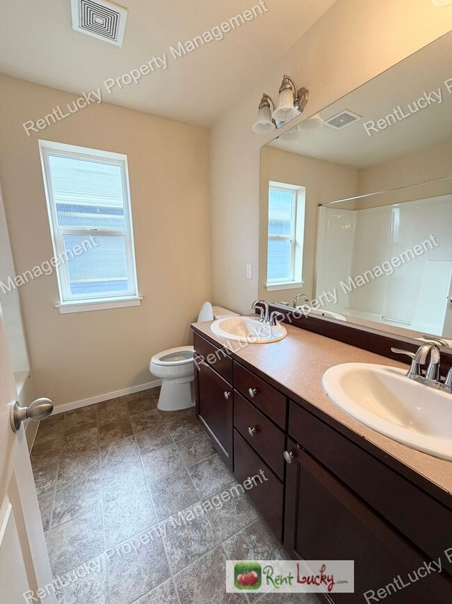 Building Photo - FANTASTIC 5 Bedroom Home in Bothell w/ Smart Lights and Gorgeous Kitchen!