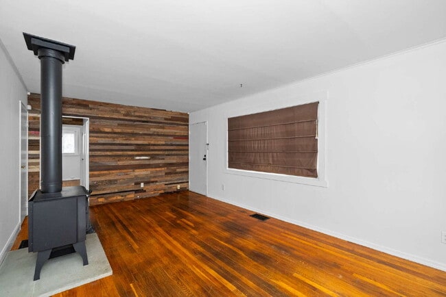 Building Photo - Spacious Single-Family Home with Versatile Living Spaces