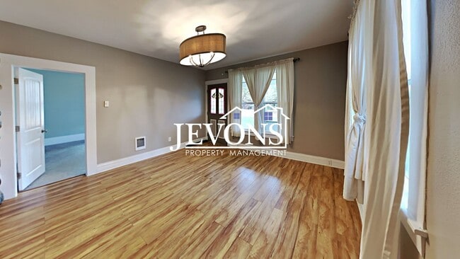 Building Photo - Charming 3-bedroom home with fenced backya...