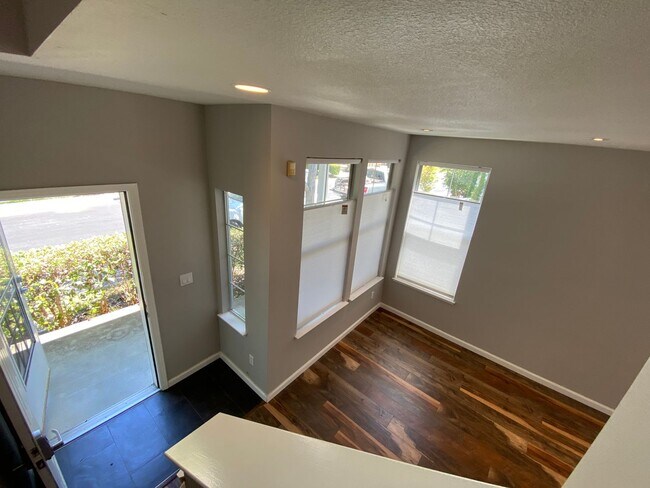 Building Photo - ALMADEN LAKE - Updated townhome with centr...