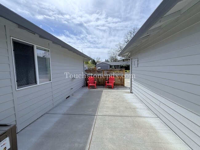 Building Photo - 119 SE Sweetbriar Ln