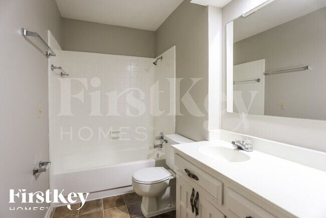 Building Photo - 2110 Richbrook Dr