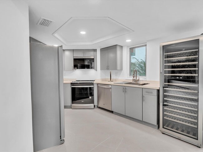 Building Photo - 120 SE 5th Ave