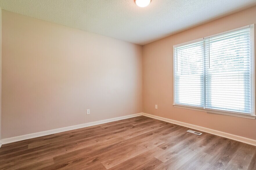 Building Photo - 303 Southampton Dr
