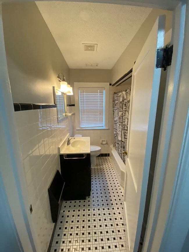 Building Photo - 4 Bedroom, 2 Bath Updated home in Jordan/Johnson area