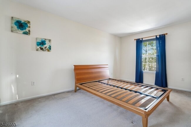 Building Photo - 163 Gladstone Dr