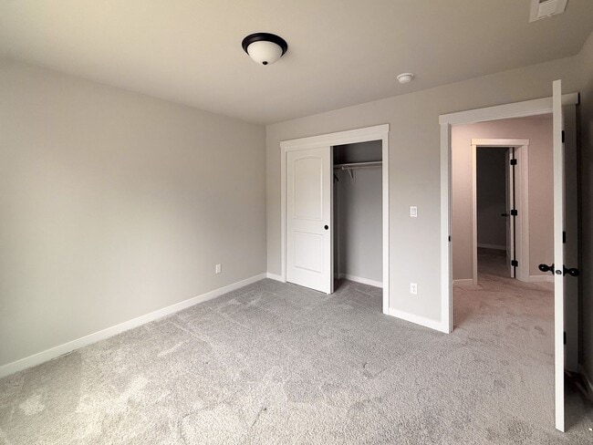 Building Photo - 5590 Mountain Quail Dr S