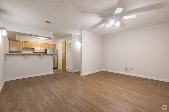 2BD, 1BA - 820SF - Living Room - Bouldin Creek Apartments