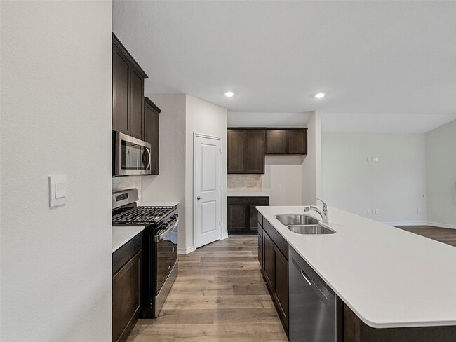 Building Photo - 10505 Breezeway Dr