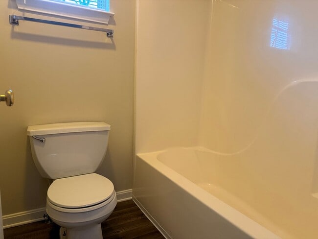 Building Photo - 2 bedroom 2.5 bath townhouse