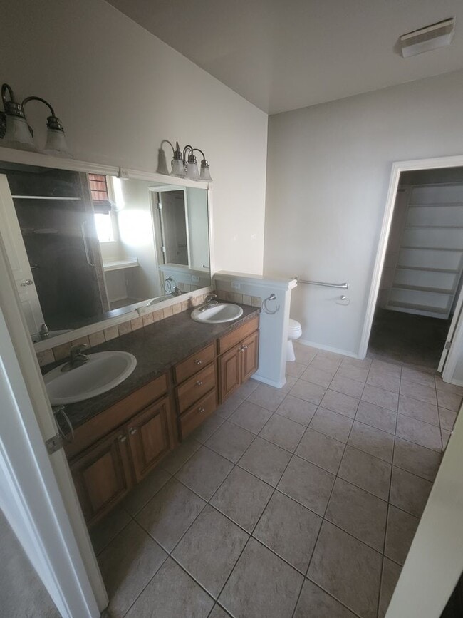 Building Photo - 3 Bedroom 2 Bathroom