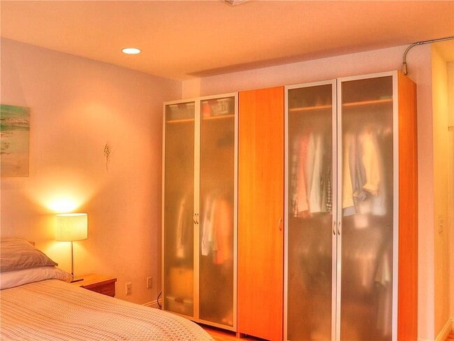 Building Photo - "Spacious 3-Bed Oasis with Granite Eleganc...