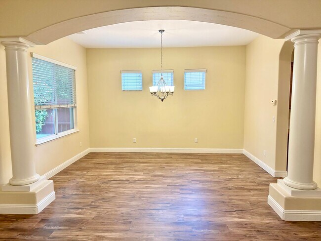 Building Photo - Stunning5 Bedroom North Fresno Granville