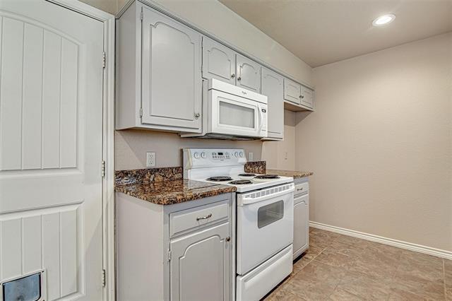 Building Photo - 208 Chevy Chase Dr