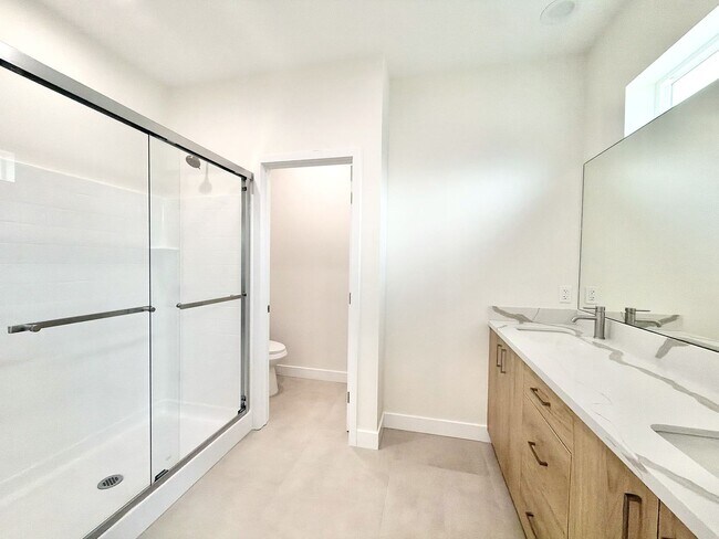 Building Photo - AVAILABLE NOW!! Beautiful 4 Bedroom 3 Bathroom Home in Cathedral City