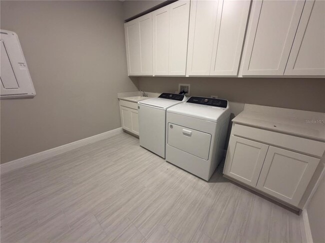 Building Photo - 2133 Divot Dr