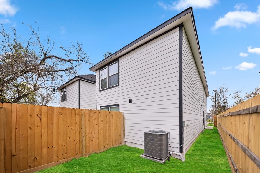 Building Photo - 8213 Bigwood St