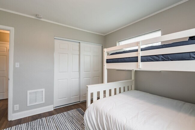 Building Photo - Fully Furnished 3BR/2BA St. Pete Home – Modern Updates & Prime Location