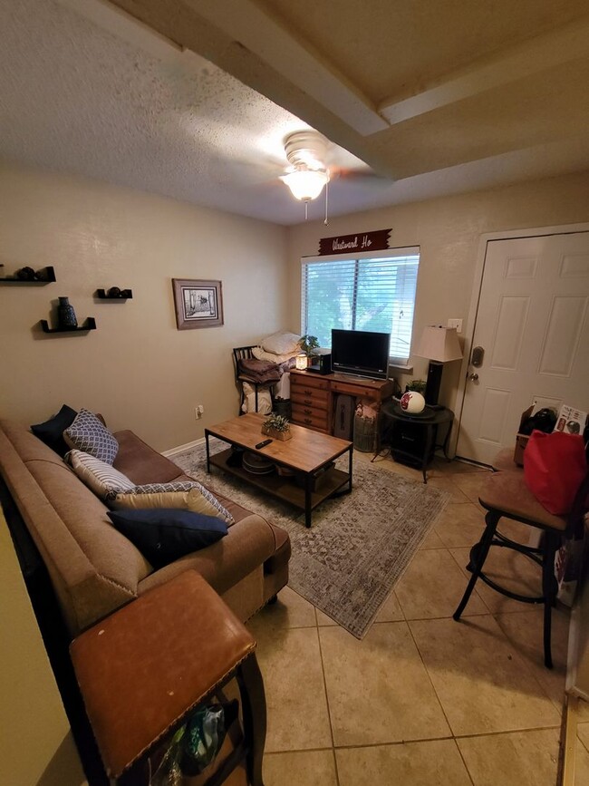 Building Photo - College Station - 1 bedroom / 1 bath Apart...