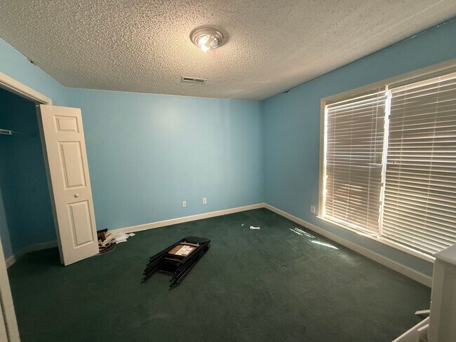 Building Photo - 4/2 Home Available Now!