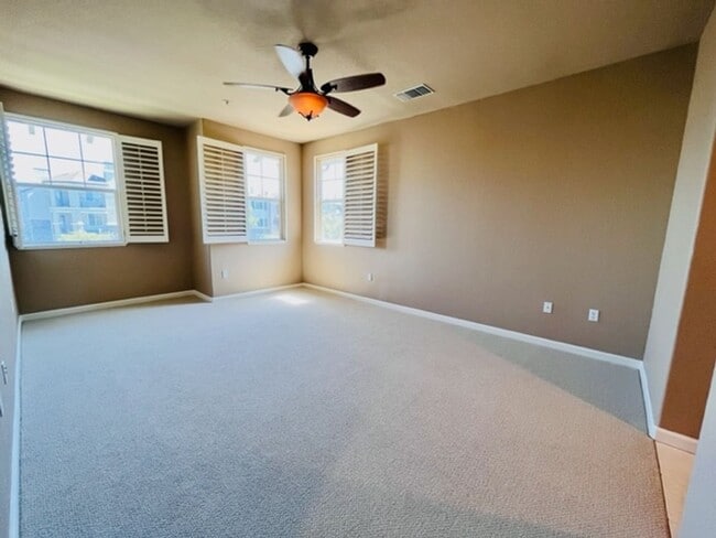 Building Photo - Beautiful 3BD/3BA, Two-Story Corner Unit C...