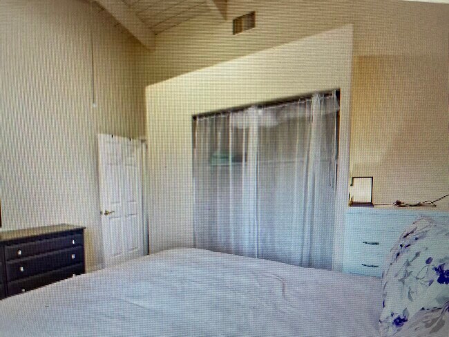 Building Photo - 6410 Lincoln Rd