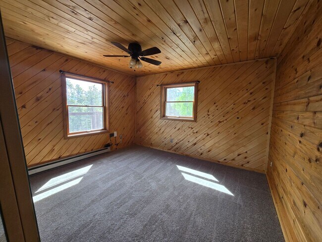 Building Photo - 10 Leon Ln