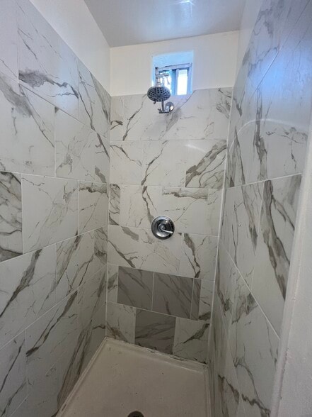 Shower - 122 E Quintard St