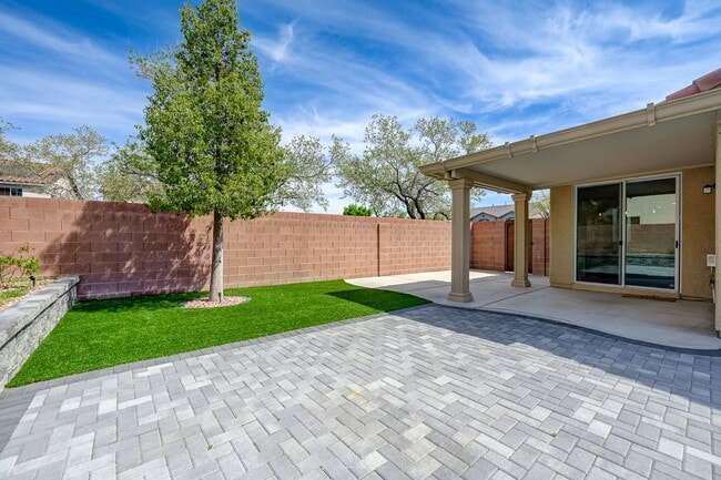 Building Photo - Stunning one story in the NW!