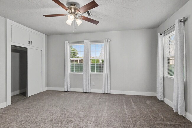 Building Photo - 537 SW 45th St