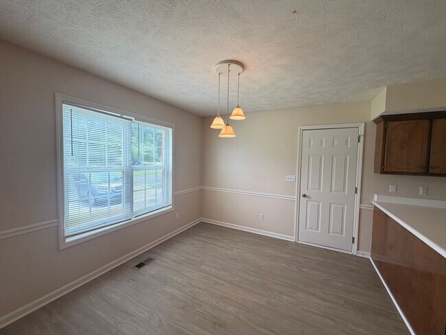 Building Photo - 406 Hazelwood Dr