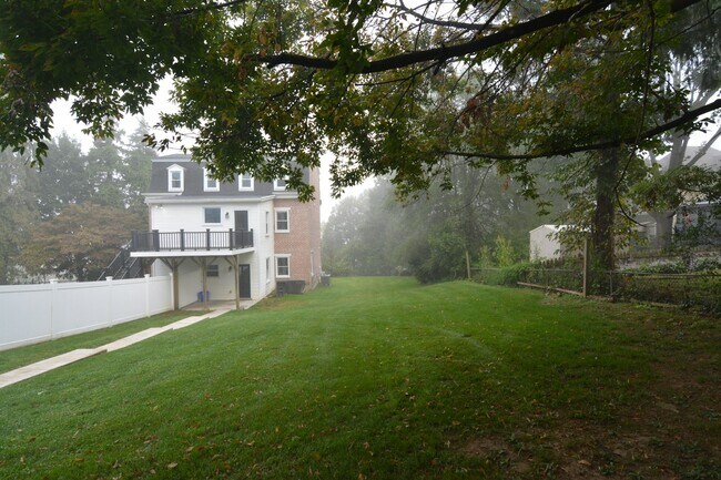 Building Photo - 147 Lachenour Ave
