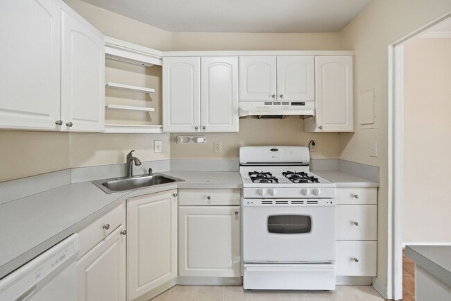 Building Photo - 3535 Chevy Chase Lake Dr
