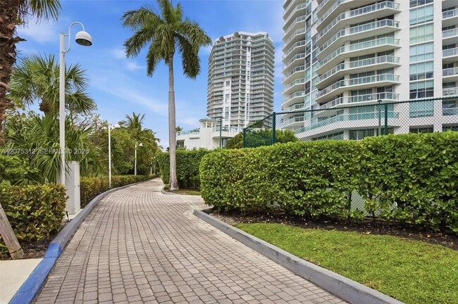 Building Photo - 16500 Collins Ave