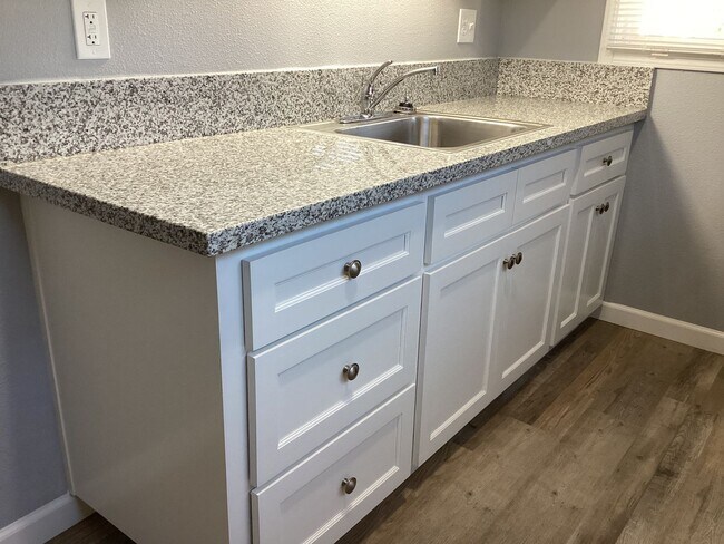 Building Photo - 1532-1532 N Safford Ave