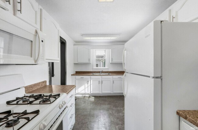 Building Photo - 3 bedroom available for immediate move i!